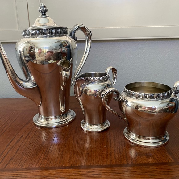 Vintage Castle - Wm.Rogers Tea/Coffee, Sugar and Cream set - Picture 2 of 9